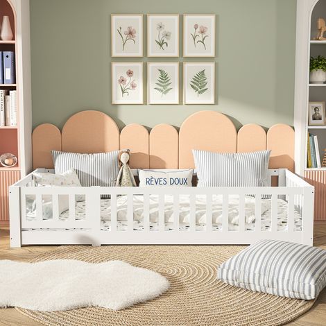 Letto singolo per bambini 90 x 200 cm con struttura in pino bianco, letto Montessori a pavimento, sponda di sicurezza e rete a doghe, stile scandinavo (1/5)