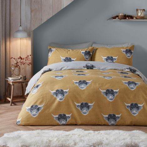 Housse de Couette Vache des Highlands Jaune Ocre - 140 x 200 cm - 1 taie d'oreiller - Design réversible (Ocre et Gris) - Parure de lit Vache de Ferme en Jaune Moutarde (1/5)