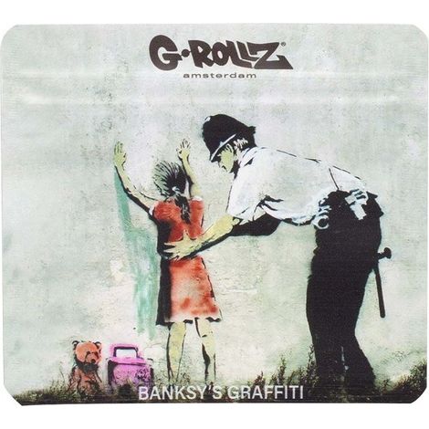Ragazza perquisita di Banksy, 90x80 mm, sacchetto con chiusura a zip (1/2)