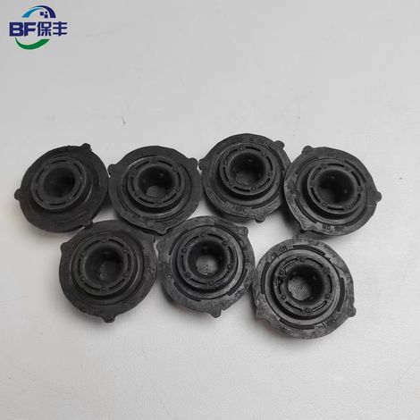 25336-2H000 convient aux coussinets en caoutchouc du réservoir sous-marin des accessoires modernes tels que les Hyundai Mistra, Elantra, Sonata, ix35 et Forte. (1/5)