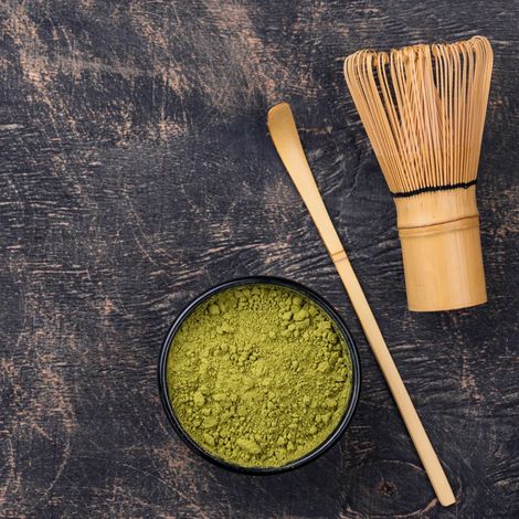 Dieses Matcha-Besen-Set beinhaltet einen handgefertigten Matcha-Besen aus Bambus und einen Matcha-Löffel für die traditionelle Matcha-Zubereitung.