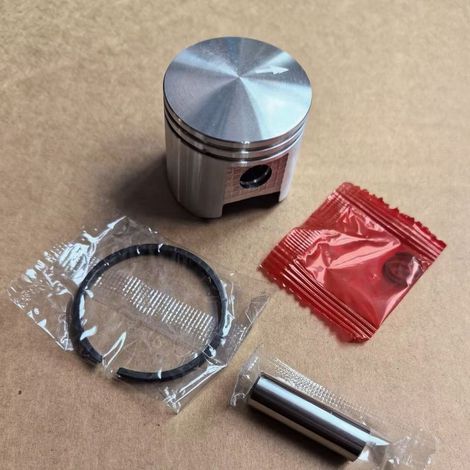 Le kit de piston SRM-4605 (42 mm), comprenant des segments de piston, présente une conception légère qui réduit les forces d'inertie alternatives et convient aux débroussailleuses Kyoritsu. (1/2)