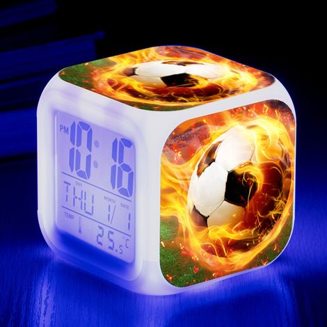 Despertador cuadrado con motivo de fútbol, LED multicolor, función silenciosa, indicador de día de la semana, para estudiantes y niños. (1/5)