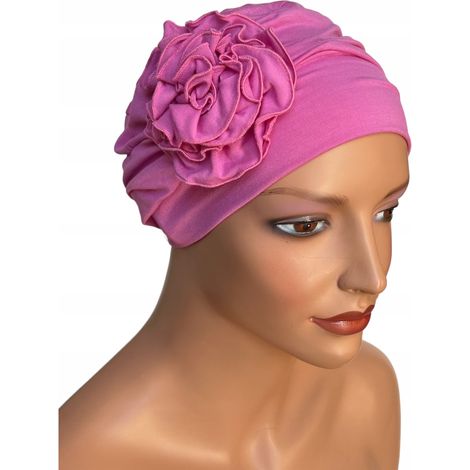 Dalia también lleva un turbante doble de bambú rosa después de la quimioterapia. (1/5)