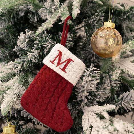 Kleiner roter gestrickter Weihnachtsstrumpf, 18 cm lang, mit dem Buchstaben M bestickt, zum Aufhängen über dem Kamin als Weihnachtsdekoration. (1/5)