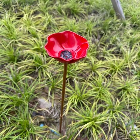 Abreuvoir pour oiseaux et pollinisateurs en métal rouge, piquet de jardin 60cm, fleur rouge, station d’eau pour abeilles, papillons et oiseaux, décoration extérieure résistante (1/3)