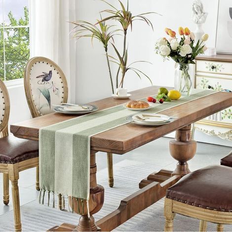 Chemin de Table en Coton Lin macramé de 180cm de Long avec Glands à la Main Chemin de Table pour café, Style Fermier pour Les fêtes et l'usage Quotidien (Vert Sauge, 180cm) (1/4)