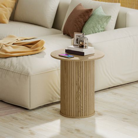 Table appoint ronde Ø48 cm pieds cannelés salon chambre petit espace chêne. Table d'appoint ronde pour petits espaces, élégante et pratique. (1/5)