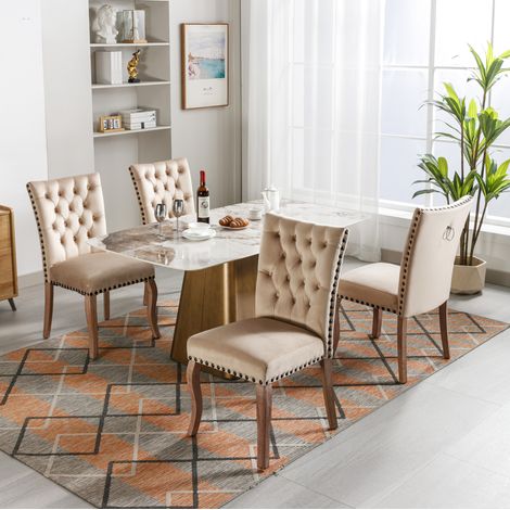 Set da 4 sedie da pranzo imbottite in velluto color cammello chiaro, con schienale capitonné e gambe in legno, stile moderno CHICFURN (1/5)