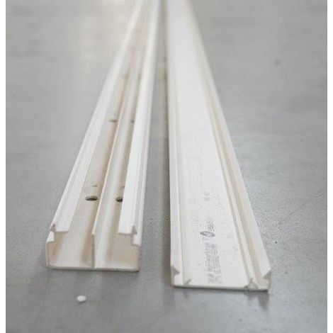 Hager – Goulotte de distribution PVC blanc paloma 35x20mm – 1 cloison avec couvercle sans agrafe – Pour espaces confinés – RAL 9010