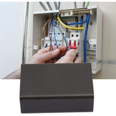 Ein Elektronikprojektgehäuse mit einer Leiterplatte aus mattschwarzem Aluminium (1/5)