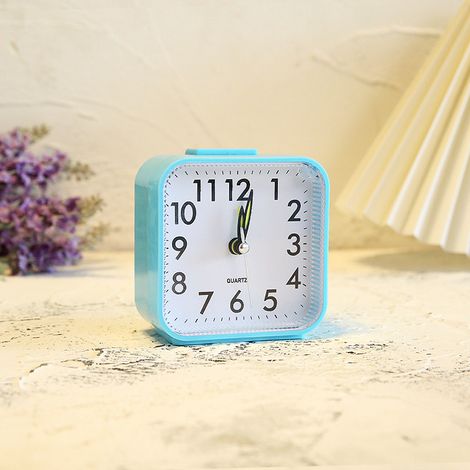 Reloj despertador analógico silencioso sin tictac, despertador suave, pitidos audibles, aumento de volumen, funciones de repetición y luz, funciona con pilas, fácil configuración.