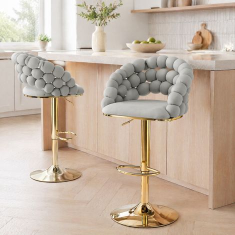 Set 2 sgabelli da bar in velluto grigio chiaro regolabili con schienale a catena e base oro (1/3)