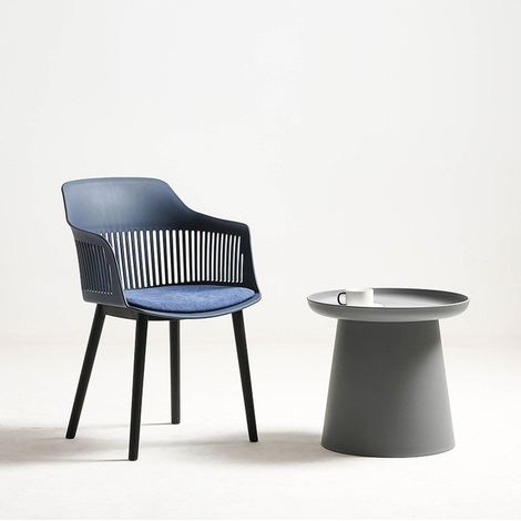 Conjunto de 4 sillas modernas en resina azul y patas de diseño negras (1/5)