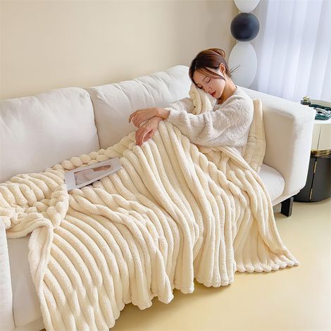 Couverture douillette moelleuse - Blanc laiteux - 150 x 200 cm - En velours côtelé - Couverture chaude et épaisse - Cadeau - Douce et douillette - Pour salon, canapé, chambre à coucher (1/5)