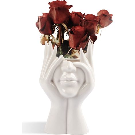 Un vase en céramique au design féminin, parfait pour décorer un bureau ou pour être posé sur une étagère.