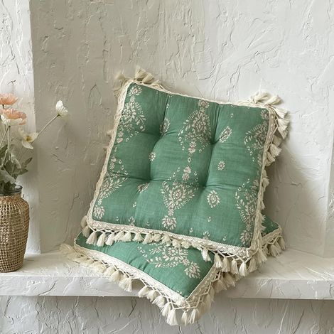 Coussins de chaise carrés en coton et lin imprimés à fleurs avec pompons, style bohème, 43 x 43 x 8 cm, pour chaise en bois, style ferme vintage, pour salon, cuisine et bureau (vert, 43 x 43 cm). (1/4)