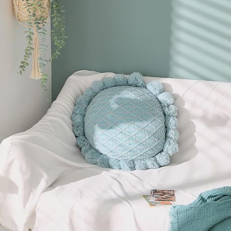 Coussin décoratif rond en tricot acrylique, style bohème, orné de pompons tricotés à la main, coloris turquoise et vert, diamètre 50 cm. (1/5)