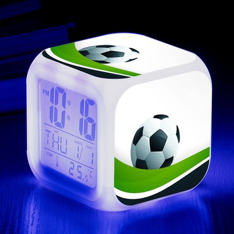 Réveil carré original et créatif à motif de football, avec LED multicolores et changement de couleur, pour étudiants et enfants. Alarme silencieuse. (1/4)