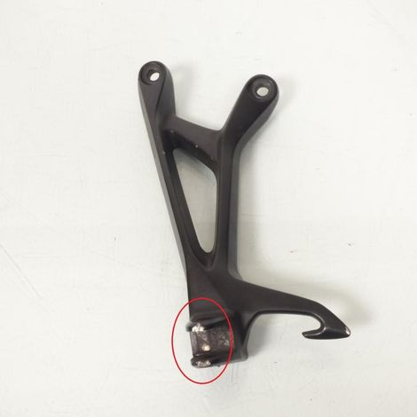 [PRODUIT D'OCCASION] Platine repose pied passager gauche pour Suzuki 750 GSX-S (1/3)