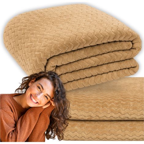 Manta decorativa beige de 200 x 220 cm, cubrecama con estampado de cuadros marrones y un bonito diseño. More&Deco (1/5)