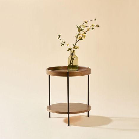 Table basse ronde à deux plateaux, en bois massif et métal, disponible en 3 coloris : frêne naturel, noyer et noir. À associer avec une table d'appoint assortie (44 x 44 x 48 cm). Montage facile.