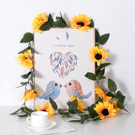 Une seule guirlande de tournesols artificiels composée de 10 grands tournesols, idéale pour la décoration, notamment la décoration intérieure et l'habillage de tuyaux. (1/4)