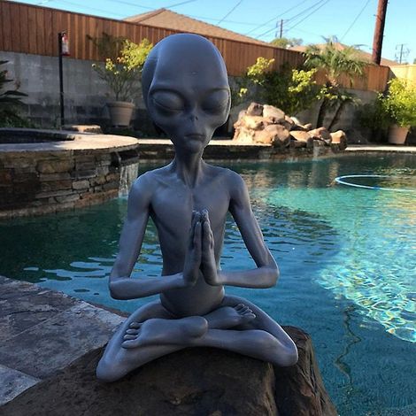 Grenzüberschreitend heiß begehrte Meditations-Alien-Gartenornamente aus Kunstharz, UFO-Außendekorationsstatue, Alien (1/4)