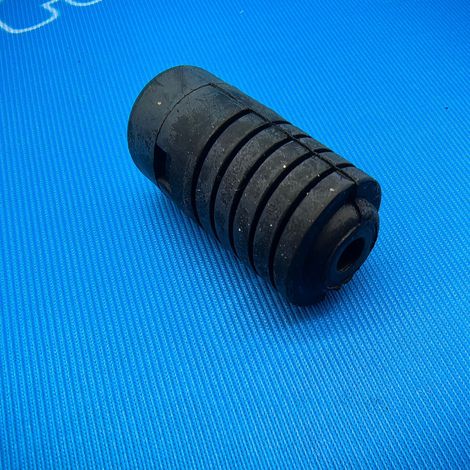 65829-JG40A is suitable for Nissan Patrol Qx80 tailgate cover buffer rubber and tailgate rubber block. (1/4)