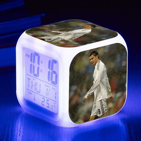 Coupe du Monde de la FIFA – Réveil numérique à l'effigie de Ronaldo (C), lumière multicolore