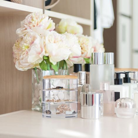 Almacenamiento de maquillaje con 3 compartimentos.