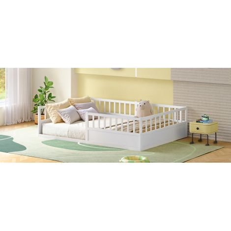 Lit au sol pour enfant en bois massif avec barrières de sécurité et sommier à lattes (140 x 200 cm) — design ouvert style Montessori — lit une place en pin blanc (1/5)