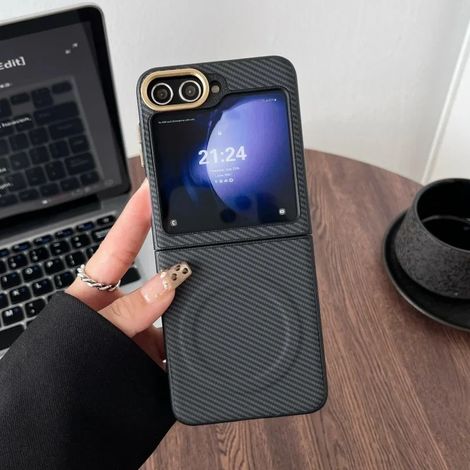 (Noir, Galaxy Z Flip7 FE) Étui de téléphone de luxe ultra-fin en fibre de carbone avec bordure souple et chargement sans fil magnétique.