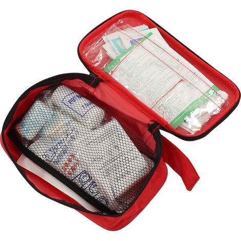 Der Erste-Hilfe-Kasten enthält Pflaster, Feuchttücher, fiebersenkende Pflaster, Schere, Pinzette, Verbände, Kühlpacks und ein Notfallset. (1/4)