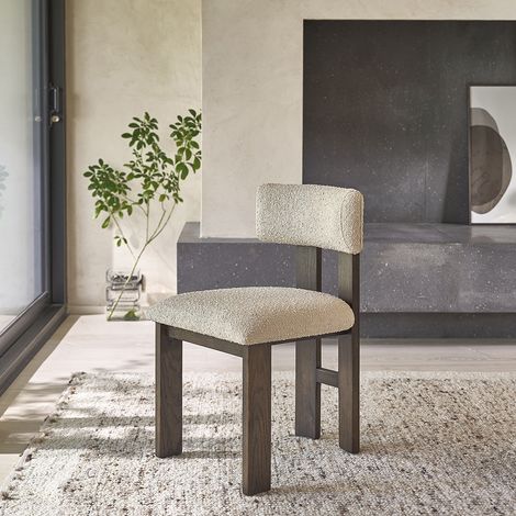 Chaise en chêne massif marron et tissu bouclette beige