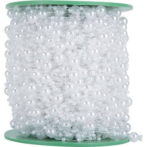 Magnifique guirlande de perles en imitation perle, ornant un bouquet de mariée. (1/5)