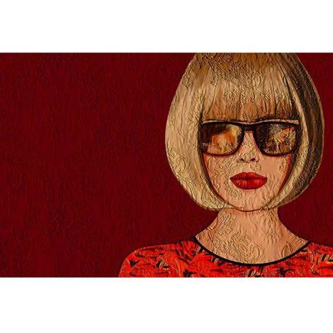 Papier peint panoramique design rouge visage femme Tapisserie panoramique originale femme avec lunettes Papier peint panoramique moderne salon (1/3)