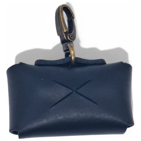 Distributeur de Sacs à Crottes pour Chien en Cuir Tanné Végétal Noir avec Fermoir - PANGIVO (1/5)