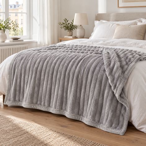 Couverture en flanelle côtelée 160 x 200 cm, douce et chaude, idéale pour le lit et le canapé. Couverture légère et moelleuse à rayures en velours côtelé, lavable en machine - Gris clair (1/5)