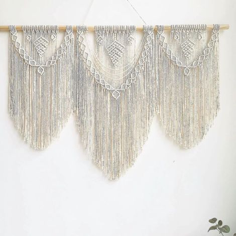 Tapisserie murale en macramé, grande tenture bohème chic tissée, ornée de feuilles et de pompons, en corde de coton. Décoration murale bohème en macramé pour chambre, salon ou appartement. (1/5)