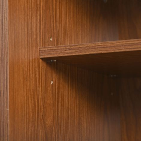 Meuble de télévision élégant, doté de portes coulissantes en rotin et de compartiments pratiques. Structure en bois de noyer, avec des éléments en rotin synthétique de couleur foncée. (1/5)