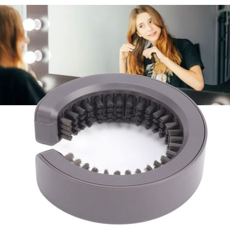 Cette brosse de nettoyage est compatible avec les sèche-cheveux Dyson. Elle contribue à prévenir l'obstruction du flux d'air et prolonge la durée de vie de l'appareil.