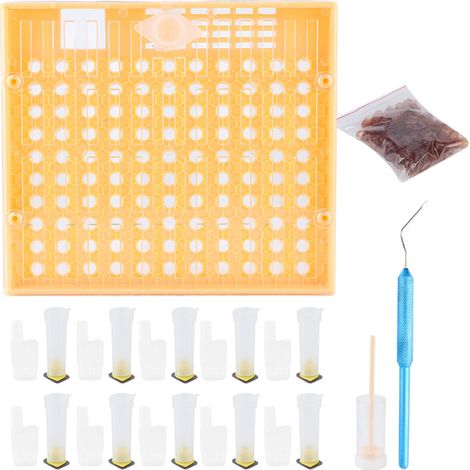Kit AquaForge comprenant des cellules de ruche en plastique, un système d'élevage de reines, une boîte d'élevage, une cage à reines, des outils et du matériel. (1/5)