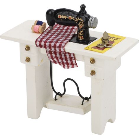 Machine à coudre miniature pour maison de poupée à l'échelle 1:12, accessoire de mobilier vintage, machine à coudre décorative avec ciseaux et tissu quadrillé. (1/5)