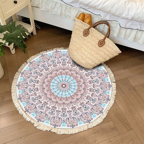 Ce tapis rond en coton tissé rouge mesure 120 cm de diamètre, présente un motif mandala, des pompons et est lavable. Il convient aux espaces intérieurs tels que les salons