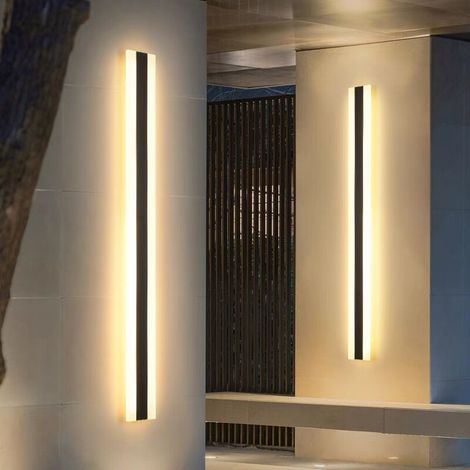 Applique murale LED longue, idéale pour villa, porche ou extérieur. Étanche IP66, cette lampe longue de 40 cm diffuse une lumière chaude et agréable. (1/5)