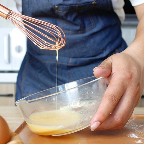 Fouet en acier inoxydable avec manche en bois, batteur à œufs, finition or rose, ustensiles de cuisine robustes et durables, mousseur à crème, ustensiles de pâtisserie (1/5)