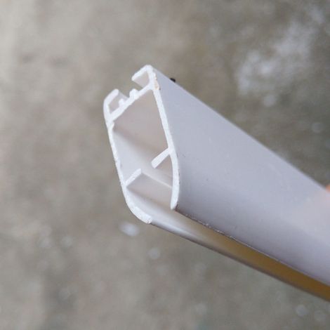 Wir haben PVC-Hängestangen, Spiralstangen und 30-mm-Flachstangen mit unteren Schienen auf Lager. Die Materialien können zugeschnitten werden. (1/5)