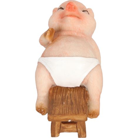 Cette adorable statuette de cochon au style rustique est assise sur un banc. Fabriquée en résine résistante et richement détaillée, elle convient aux jardins, cours et patios. (1/5)