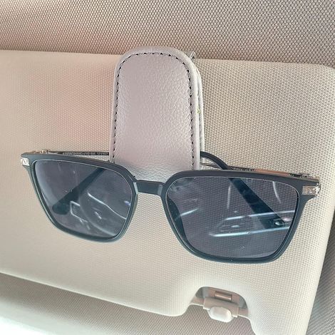 Support magnétique pour lunettes de soleil avec pare-soleil intégré pour voiture, en cuir, gris. (1/5)